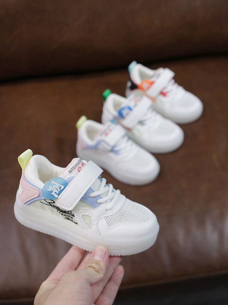 Gyermek tornacipő felirattal és matricákkal lányoknak