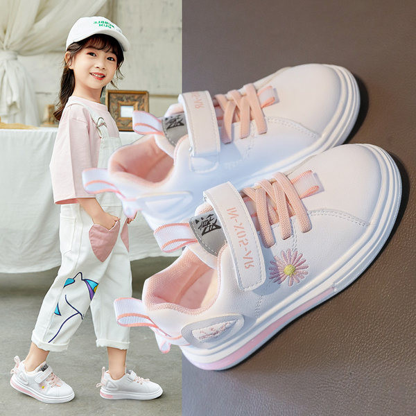 Gyermek bőr tornacipő virághímzéssel