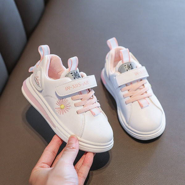 Gyermek bőr tornacipő virághímzéssel