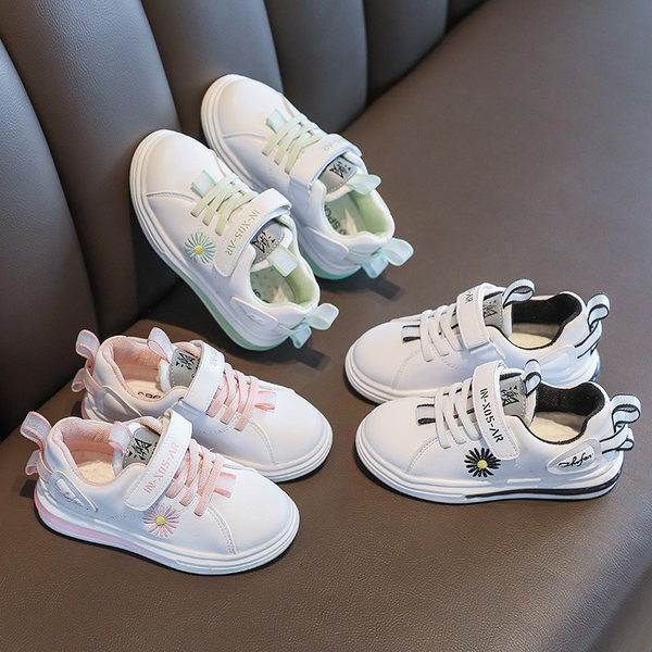 Gyermek bőr tornacipő virághímzéssel