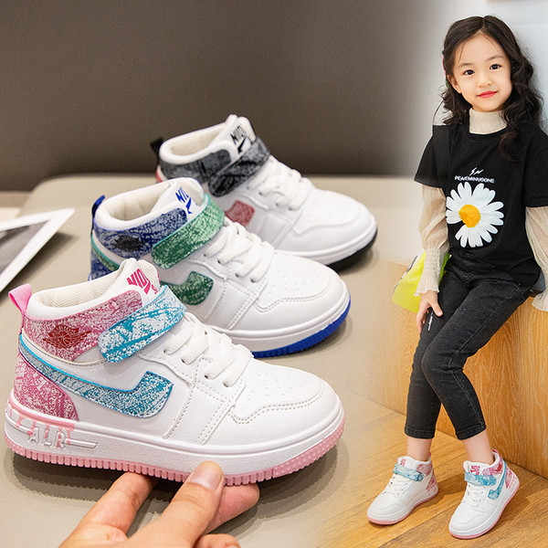 Eko bőrből készült gyerekcipő lapos talppal és folttal