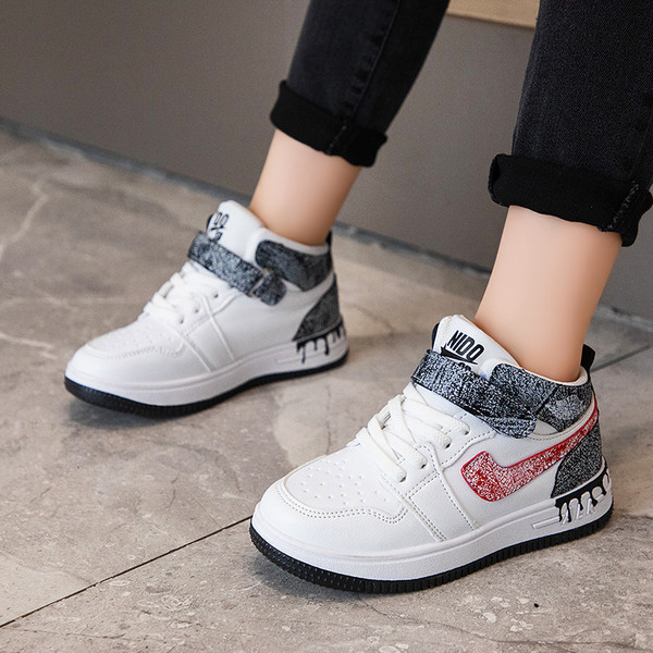 Eko bőrből készült gyerekcipő lapos talppal és folttal