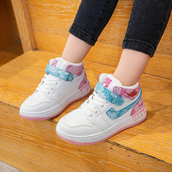 Eko bőrből készült gyerekcipő lapos talppal és folttal