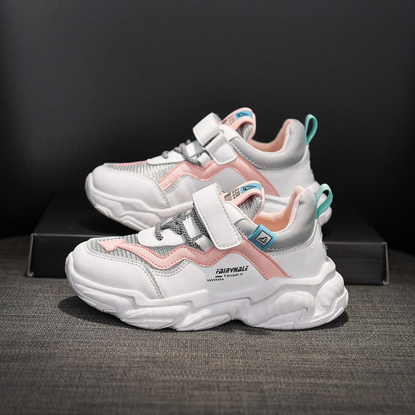 Légáteresztő gyerek tornacipő matricákkal