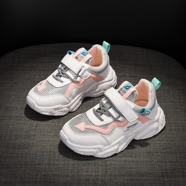 Légáteresztő gyerek tornacipő matricákkal