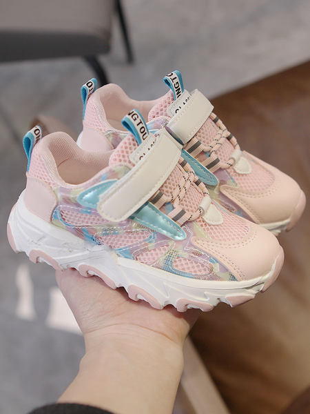 Gyermek tornacipő fehér és rózsaszín színben, matricákkal és nyakkendőkkel