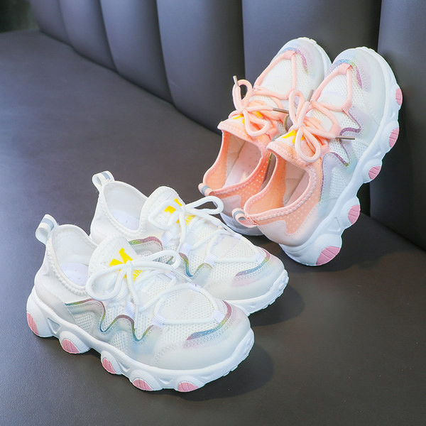 Új, fűzős tornacipő modell - lányoknak