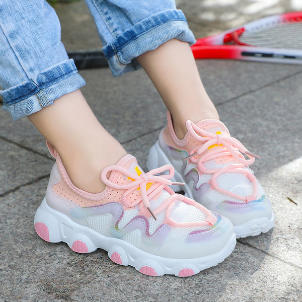 Új, fűzős tornacipő modell - lányoknak