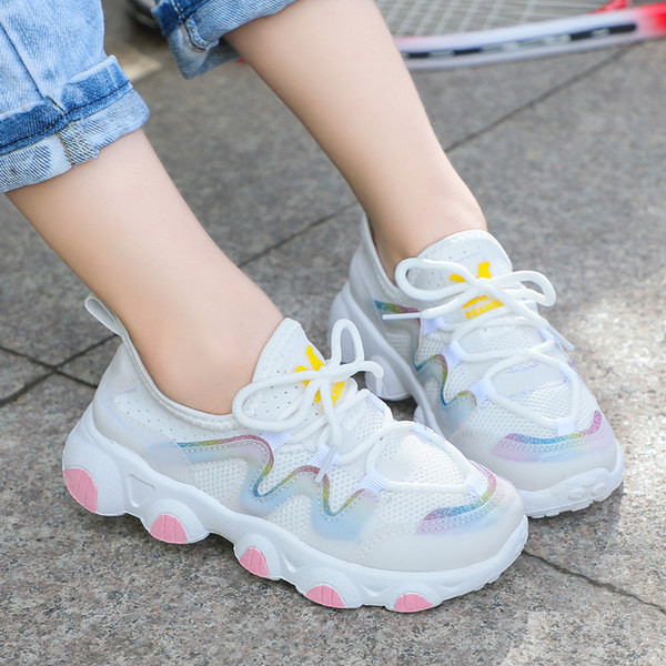 Új, fűzős tornacipő modell - lányoknak