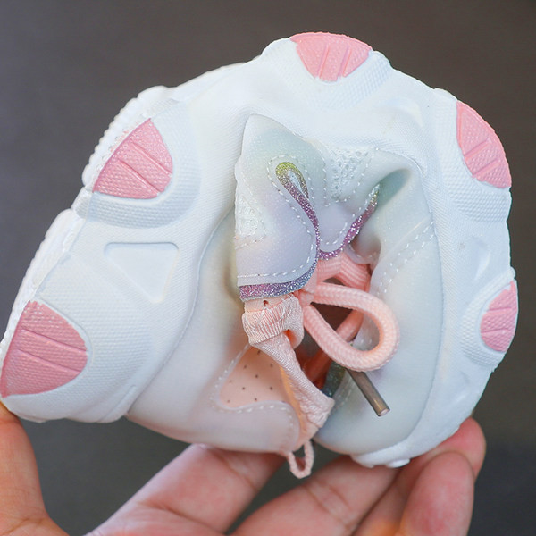 Új, fűzős tornacipő modell - lányoknak