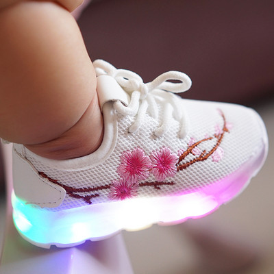 Modern gyerek tornacipő hímzéssel és világító talppal
