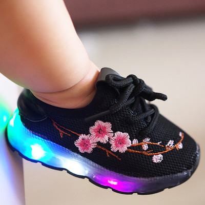 Modern gyerek tornacipő hímzéssel és világító talppal