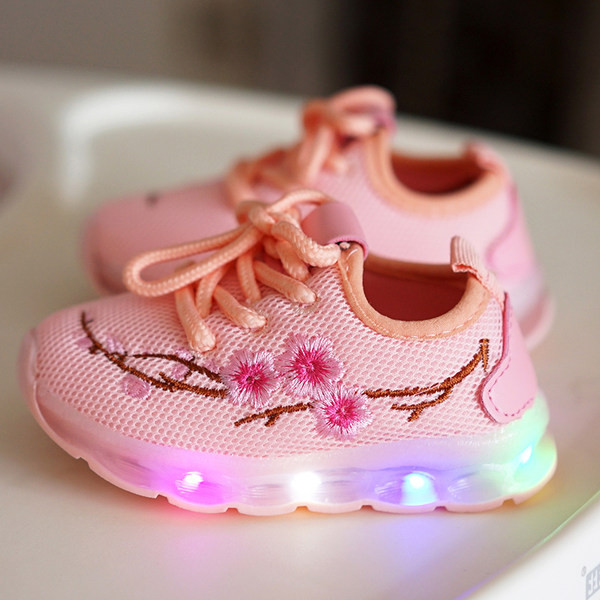 Modern gyerek tornacipő hímzéssel és világító talppal