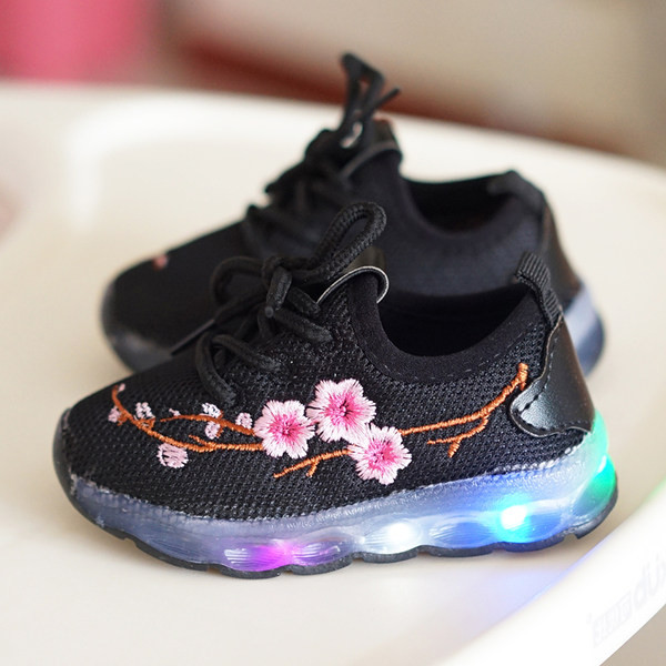 Modern gyerek tornacipő hímzéssel és világító talppal