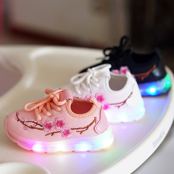 Modern gyerek tornacipő hímzéssel és világító talppal