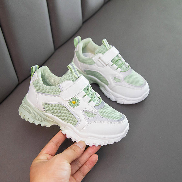 Tavaszi-nyári tornacipők új modellje hálós anyagból