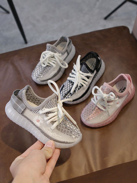 Παιδικά υφασμάτινα αθλητικά παπούτσια με κέντημα και κορδόνια σε τρία χρώματα