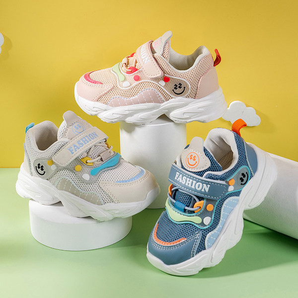 Új modell gyerekcipők hímzéssel és matricákkal