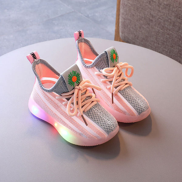 Légáteresztő gyermek tornacipők új modellje világító talppal, több színben