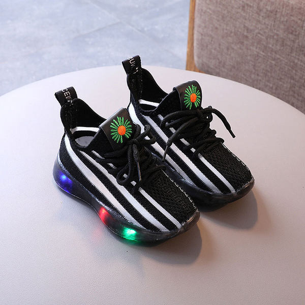 Légáteresztő gyermek tornacipők új modellje világító talppal, több színben