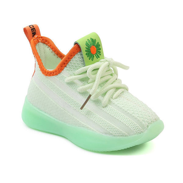 Légáteresztő gyermek tornacipők új modellje világító talppal, több színben