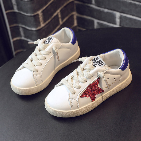 Παιδικά αθλητικά παπούτσια με λαμπερό αποτέλεσμα και κορδόνια