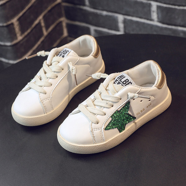 Παιδικά αθλητικά παπούτσια με λαμπερό αποτέλεσμα και κορδόνια