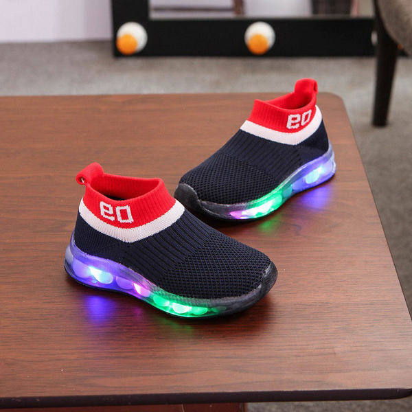 Modern gyermek tornacipő világító talppal - zokni típusú