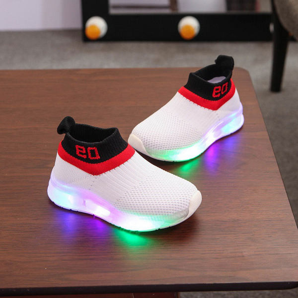 Modern gyermek tornacipő világító talppal - zokni típusú