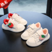 Öko bőrből készült gyerek tornacipő lányoknak epres rátéttel