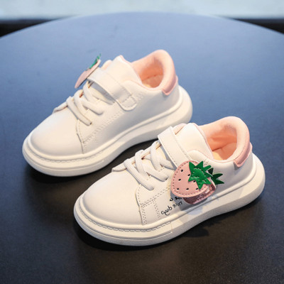 Öko bőrből készült gyerek tornacipő lányoknak epres rátéttel