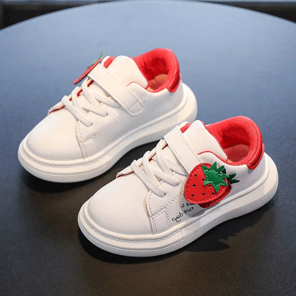 Öko bőrből készült gyerek tornacipő lányoknak epres rátéttel