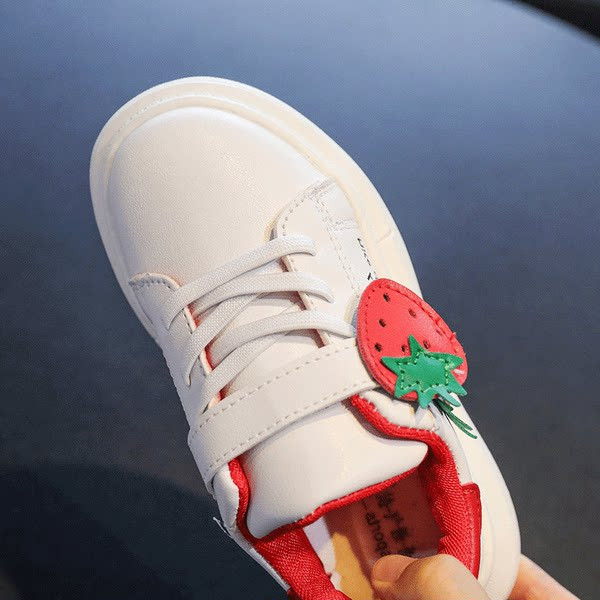 Öko bőrből készült gyerek tornacipő lányoknak epres rátéttel