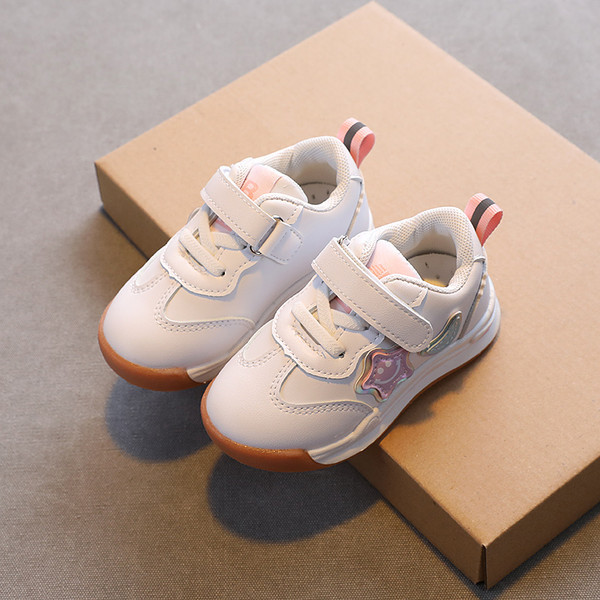 Lapos talpú és emblémákkal ellátott gyermek bőr tornacipők - lányoknak és fiúknak