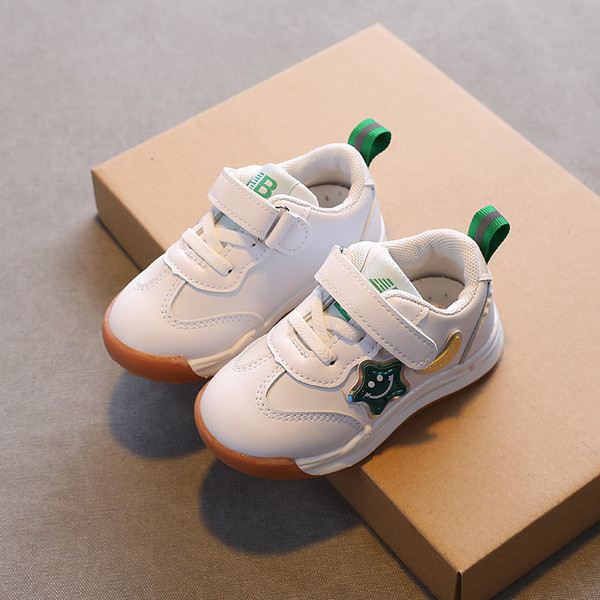 Lapos talpú és emblémákkal ellátott gyermek bőr tornacipők - lányoknak és fiúknak