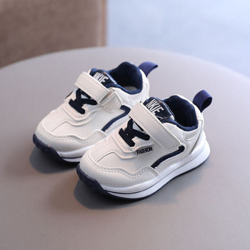 Παιδικά αθλητικά παπούτσια σε λευκό χρώμα με κορδόνια κατάλληλα για αγόρια