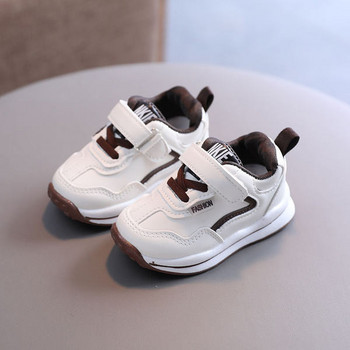 Παιδικά αθλητικά παπούτσια σε λευκό χρώμα με κορδόνια κατάλληλα για αγόρια