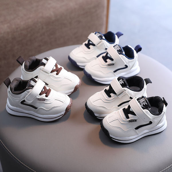 Fehér színű, fűzős gyerekcipő fiúknak