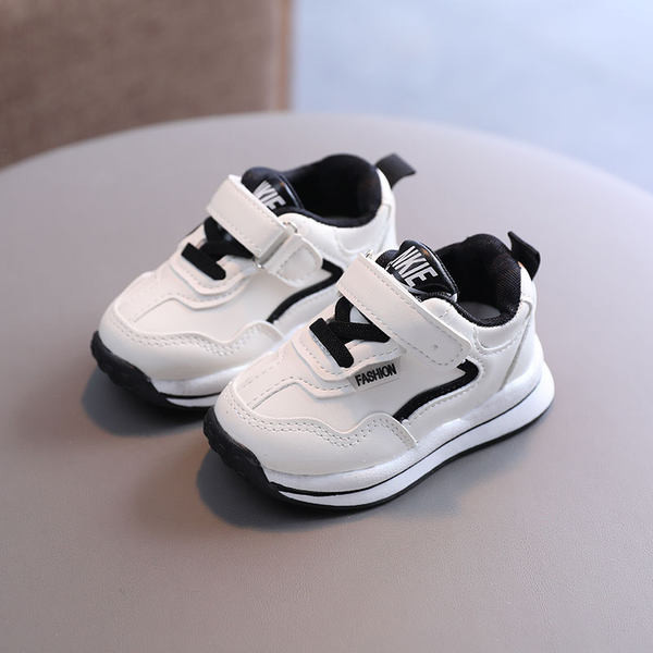 Fehér színű, fűzős gyerekcipő fiúknak