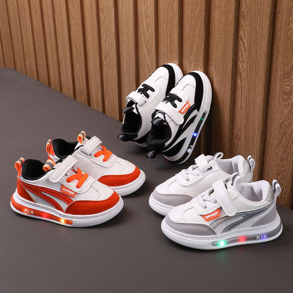 Gyermek tornacipő három színben, izzó talppal