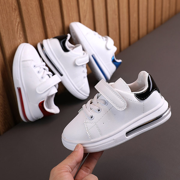 Gyermek tornacipő új modellje matricákkal és légkamrával