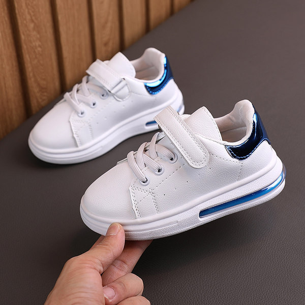 Gyermek tornacipő új modellje matricákkal és légkamrával