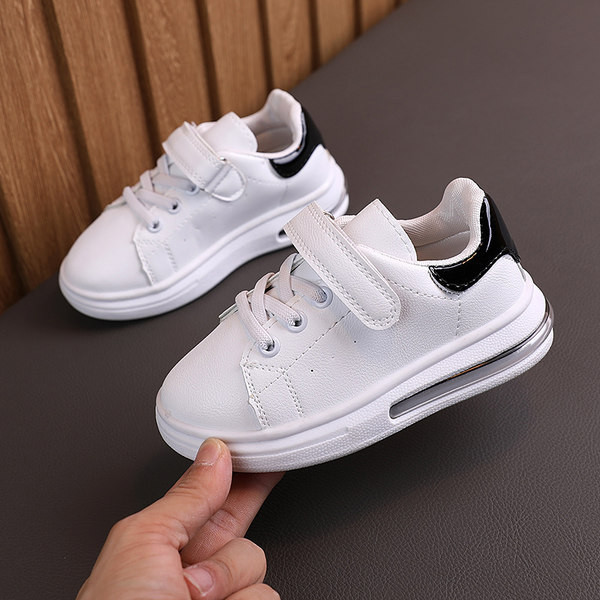 Gyermek tornacipő új modellje matricákkal és légkamrával