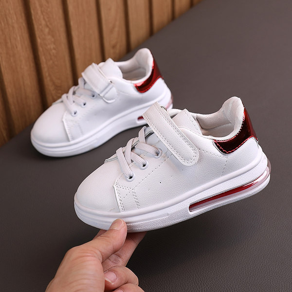 Gyermek tornacipő új modellje matricákkal és légkamrával