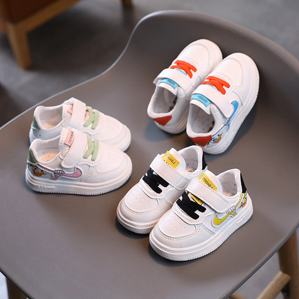 Παιδικά αθλητικά παπούτσια με κούμπωμα velcro και χρωματιστά κορδόνια σε λευκό χρώμα