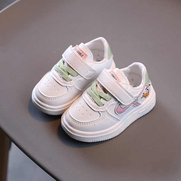 Παιδικά αθλητικά παπούτσια με κούμπωμα velcro και χρωματιστά κορδόνια σε λευκό χρώμα