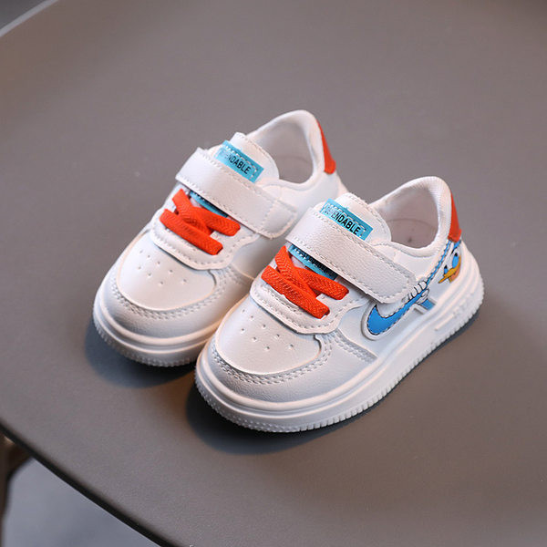Παιδικά αθλητικά παπούτσια με κούμπωμα velcro και χρωματιστά κορδόνια σε λευκό χρώμα