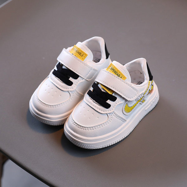 Παιδικά αθλητικά παπούτσια με κούμπωμα velcro και χρωματιστά κορδόνια σε λευκό χρώμα