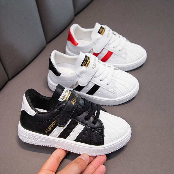 Νέο μοντέλο παιδικά έκο δερμάτινα αθλητικά παπούτια  με επίπεδη σόλα για αγόρια