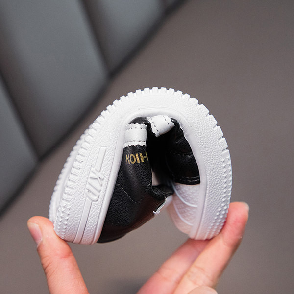 Νέο μοντέλο παιδικά έκο δερμάτινα αθλητικά παπούτια  με επίπεδη σόλα για αγόρια